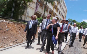 Visite ministerielle de terrain aux Camélias pour François Lamy