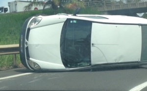 Une voiture sur le flanc sur la quatre voies de Ste-Suzanne