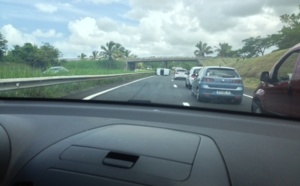 Une voiture sur le flanc sur la quatre voies de Ste-Suzanne