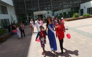 CHU de St-Denis: Miss Réunion et Kaf Malbar au chevet des enfants malades