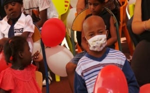 CHU de St-Denis: Miss Réunion et Kaf Malbar au chevet des enfants malades
