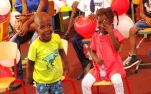 CHU de St-Denis: Miss Réunion et Kaf Malbar au chevet des enfants malades
