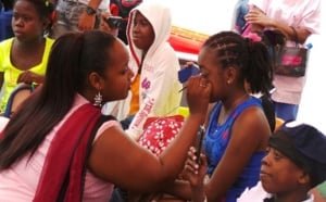 CHU de St-Denis: Miss Réunion et Kaf Malbar au chevet des enfants malades