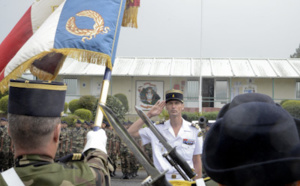 Présentation au drapeau du RSMA-R du contingent du mois de février à Bourg-Murat