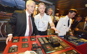 Claude Bartolone en visite sur le Marion Dufresne avant de quitter la Réunion