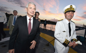 Claude Bartolone en visite sur le Marion Dufresne avant de quitter la Réunion