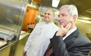 Claude Bartolone en visite sur le Marion Dufresne avant de quitter la Réunion
