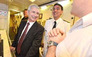 Claude Bartolone en visite sur le Marion Dufresne avant de quitter la Réunion