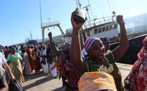 Les deux naufragés débarquent aux Comores dans la liesse générale