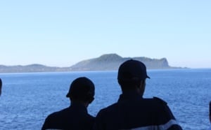 Les deux naufragés débarquent aux Comores dans la liesse générale