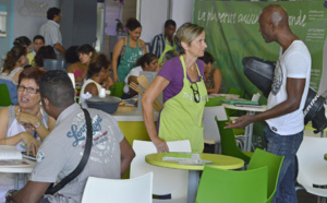 Ambiance bon enfant à l'occasion de l'inauguration du salon de la maison