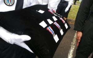La police se recueille en hommage aux policiers morts pour la France