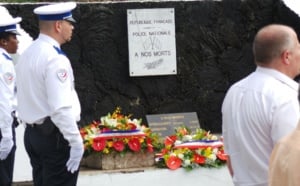 La police se recueille en hommage aux policiers morts pour la France