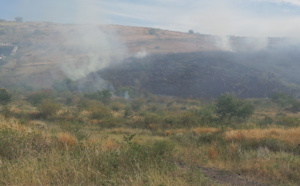 Feu de broussailles dans la savane de Saint-Paul