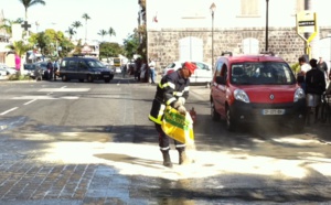 Un car jaune s'embrase en plein centre ville de Saint-Leu