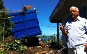 Piton St-Leu : Un camion benne finit sa course dans un jardin