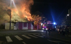 Saint-Denis: Un ancien restaurant en feu sur la rue Général de Gaulle