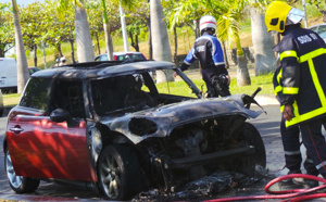 Saint-Denis : Une voiture en feu sur le Boulevard Sud