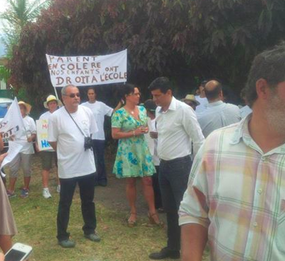 Jean-Jacques Vlody manifeste aux côtés de parents d'élèves handicapés
