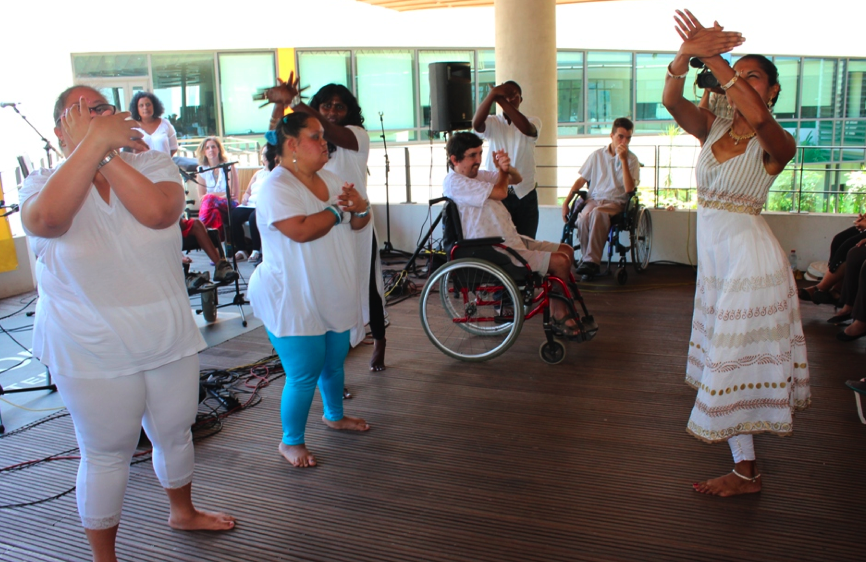 Un spectacle haut en couleurs de personnes handicapées à Réunion 1ère