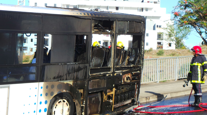 St-Denis: Un bus prend feu, le boulevard Sud fermé temporairement