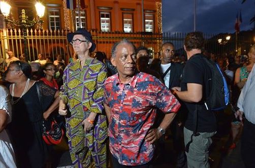 La tenue ridicule de l'adjoint à la Culture de St-Denis...