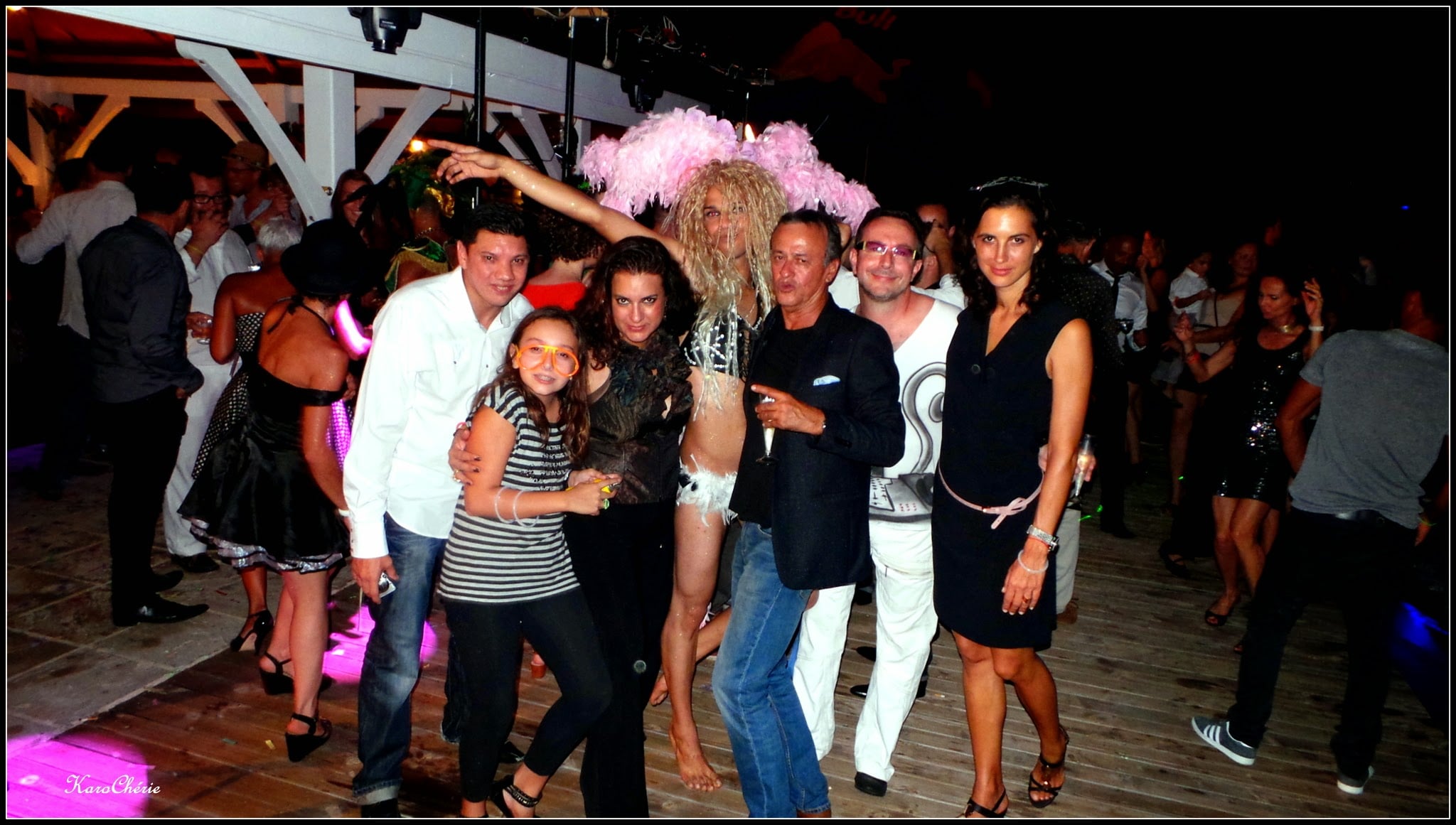 Jolies filles et techno pour le nouvel an à la Villa Ibiza