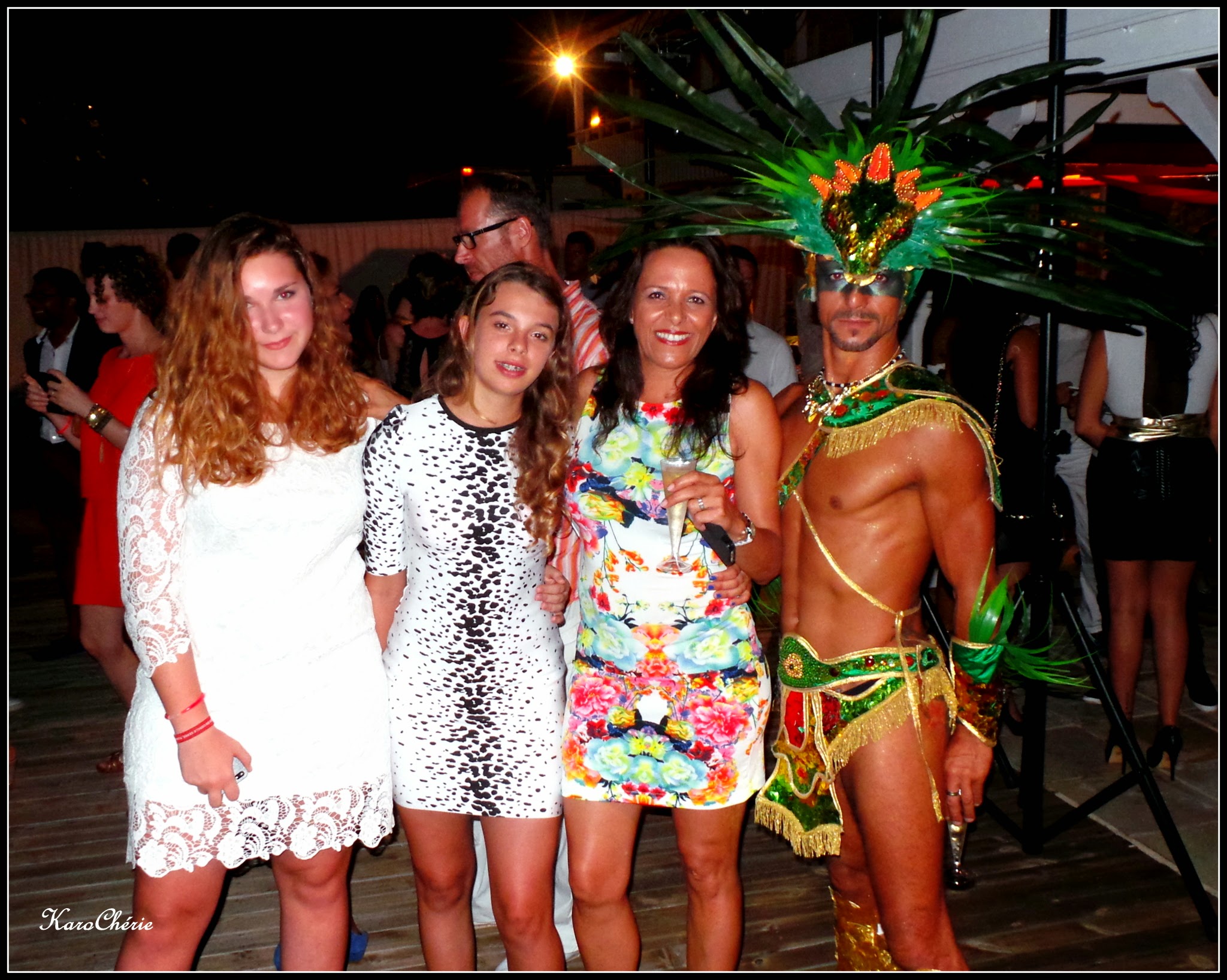 Jolies filles et techno pour le nouvel an à la Villa Ibiza
