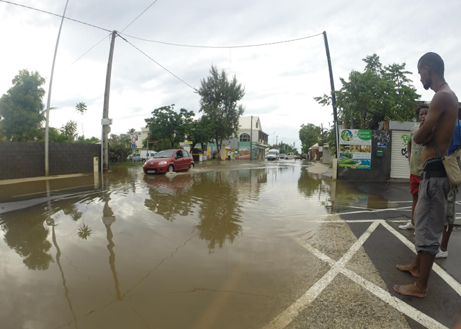 La chaussée inondée à la Saline-les-Bains