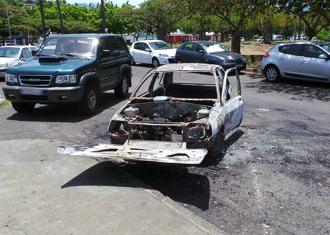 Le Port : Une voiture incendiée non loin du commissariat