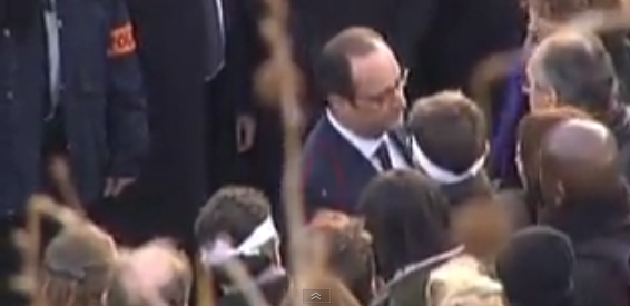 Quand un pigeon s'oublie sur la veste de F. Hollande...