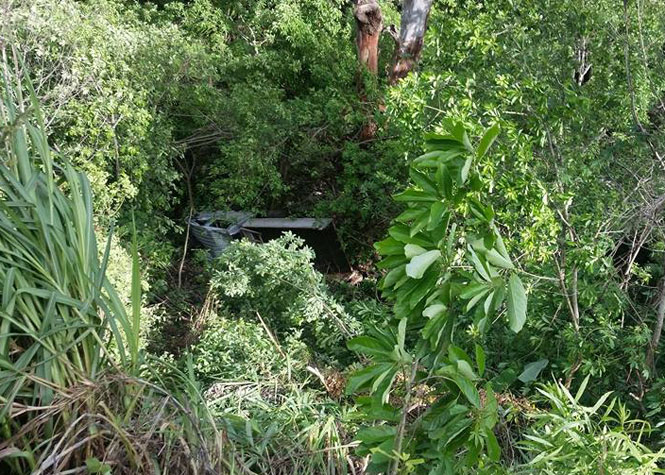 Un camion chute de 10 mètres dans un ravin