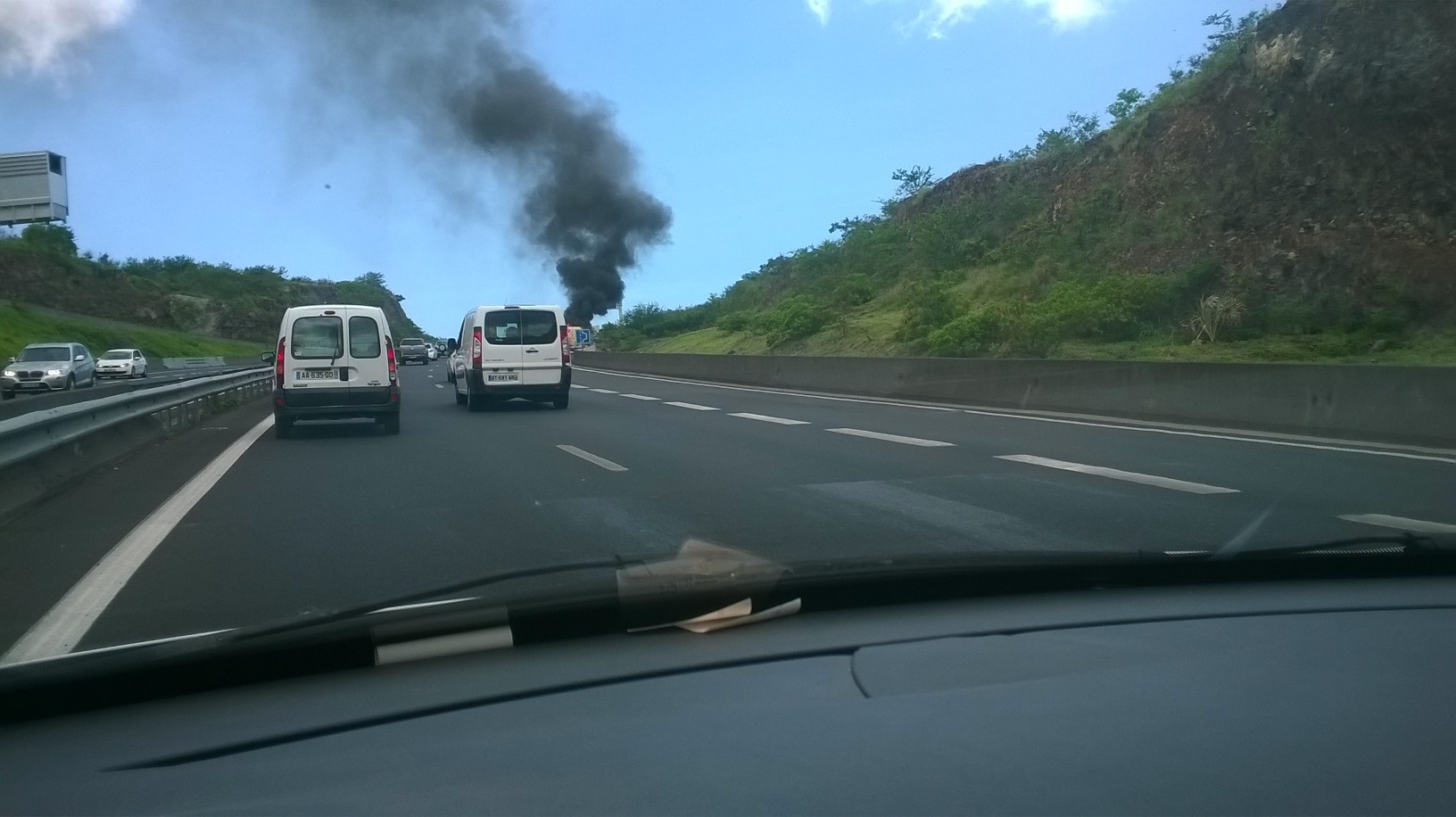 Une camionnette en feu sur la route des Tamarins