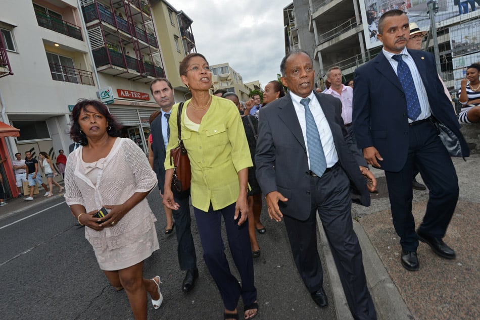 Retour images: Visite chaleureuse dans les rues de St-Denis pour G. Pau Langevin