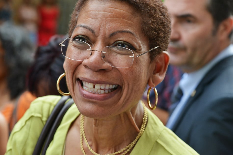 Retour images: Visite chaleureuse dans les rues de St-Denis pour G. Pau Langevin