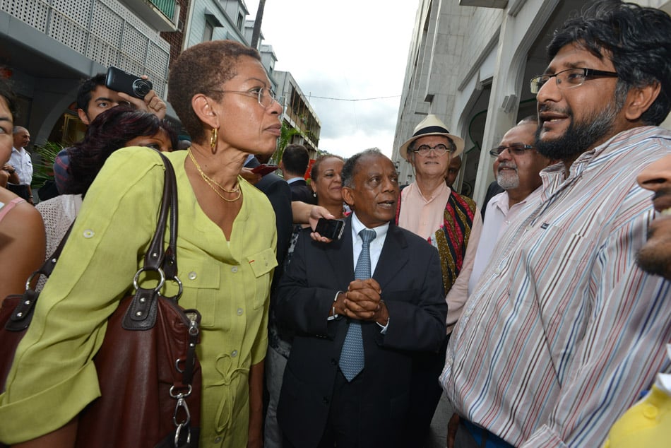 Retour images: Visite chaleureuse dans les rues de St-Denis pour G. Pau Langevin