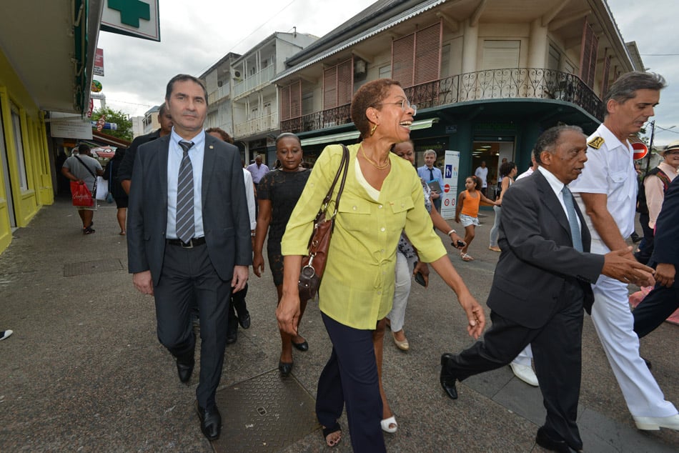 Retour images: Visite chaleureuse dans les rues de St-Denis pour G. Pau Langevin