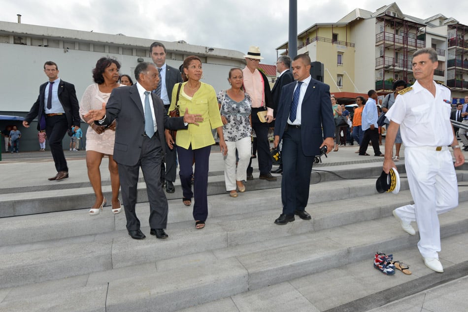 Retour images: Visite chaleureuse dans les rues de St-Denis pour G. Pau Langevin