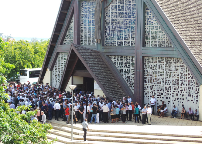 (Actualisé) Plus de 3.000 personnes aux obsèques des époux Aho-Nienne
