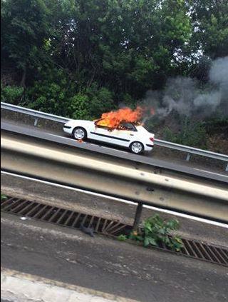 Le Tampon: Une voiture en flammes sur la 4 voies