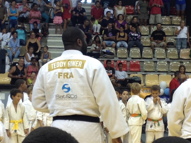 Teddy Riner en showman au stade de l'Est