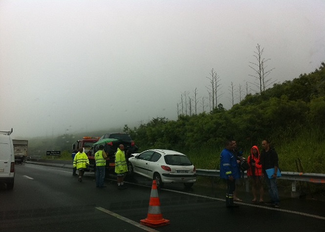 Accident sur la route des Tamarins, trois véhicules impliqués