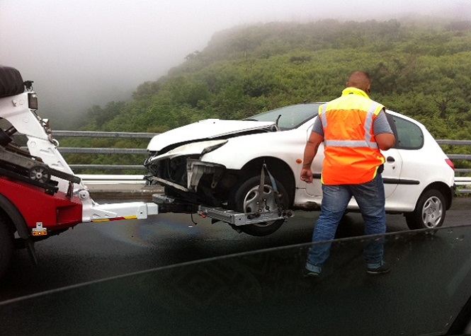 Accident sur la route des Tamarins, trois véhicules impliqués