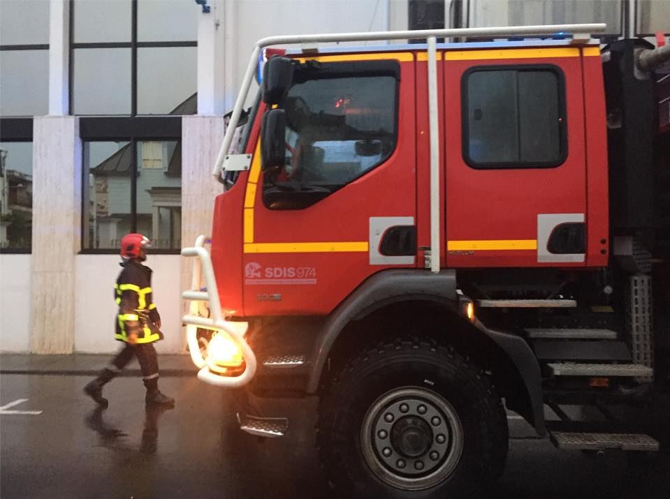 Saint-Denis: Le magasin George Vêtements détruit par les flammes