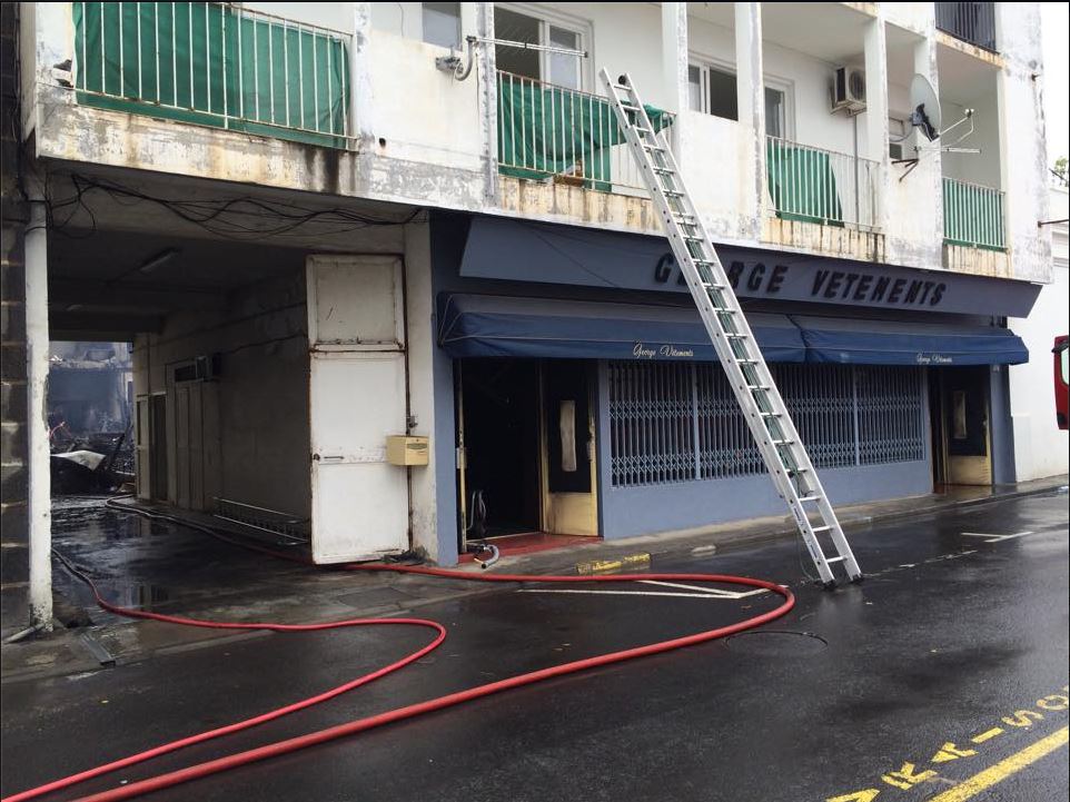 Saint-Denis: Le magasin George Vêtements détruit par les flammes