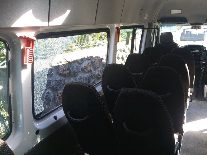 Ravine des Cabris: Son bus caillassé à la sortie d'une boîte, un transporteur porte plainte