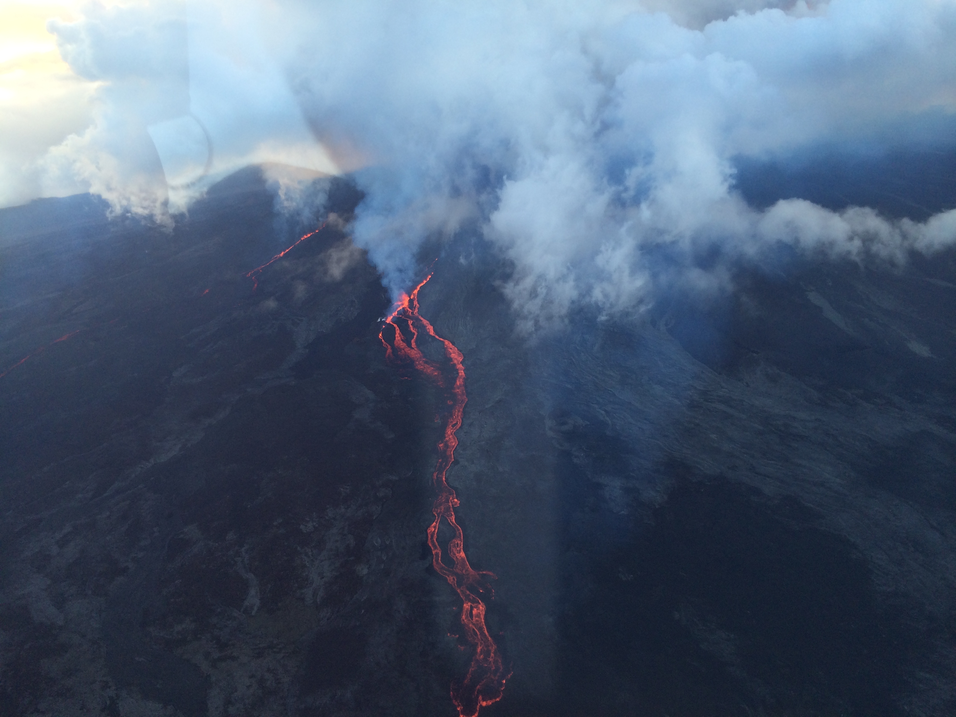 Piton de la Fournaise: Les premières images aériennes de l'éruption