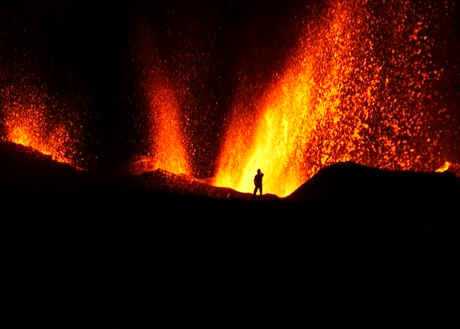 En vidéo: Inlassable spectacle du volcan en éruption