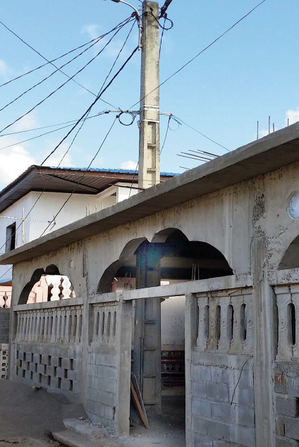  Mayotte : Un poteau électrique construit dans une mosquée, en pleine salle de prière