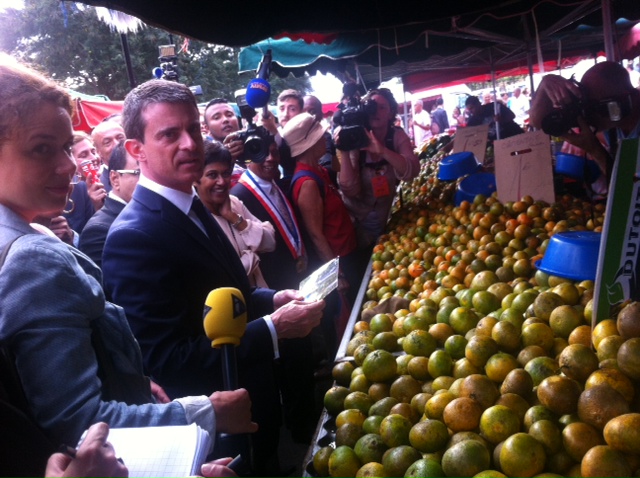 Manuel Valls au marché des Camélias